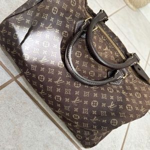 Louis Vuitton canvas speedy